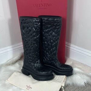 Valentino Garavani Black Atelier Textured Floral Rose Rain Winter Boots 37/7 NWT